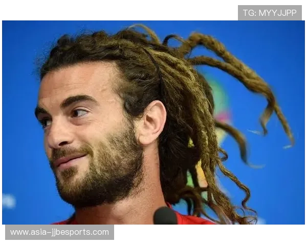 足球球星背后的理发师 揭秘他们的发型与风格背后的故事